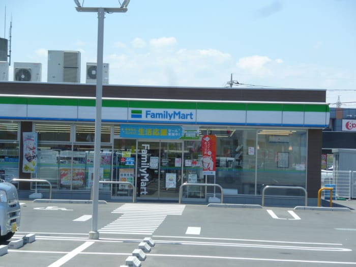 ファミリーマート飯能岩沢店(コンビニ)まで561m フレンドシップ岩沢Ｃ