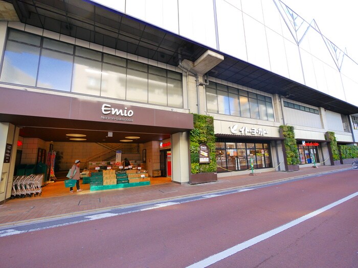 駅前スーパー「エミオ」(スーパー)まで560m サンクレスト石神井公園