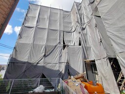 建築中