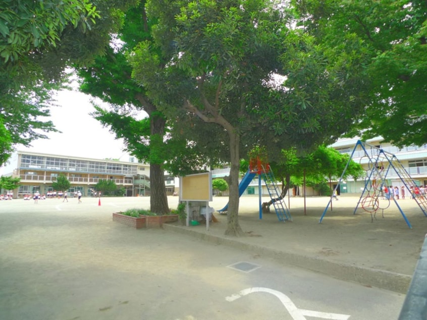 新倉小学校(小学校)まで279m フレンドリー