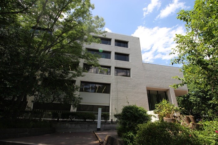 中央図書館(図書館)まで900m ジュネス西麻布