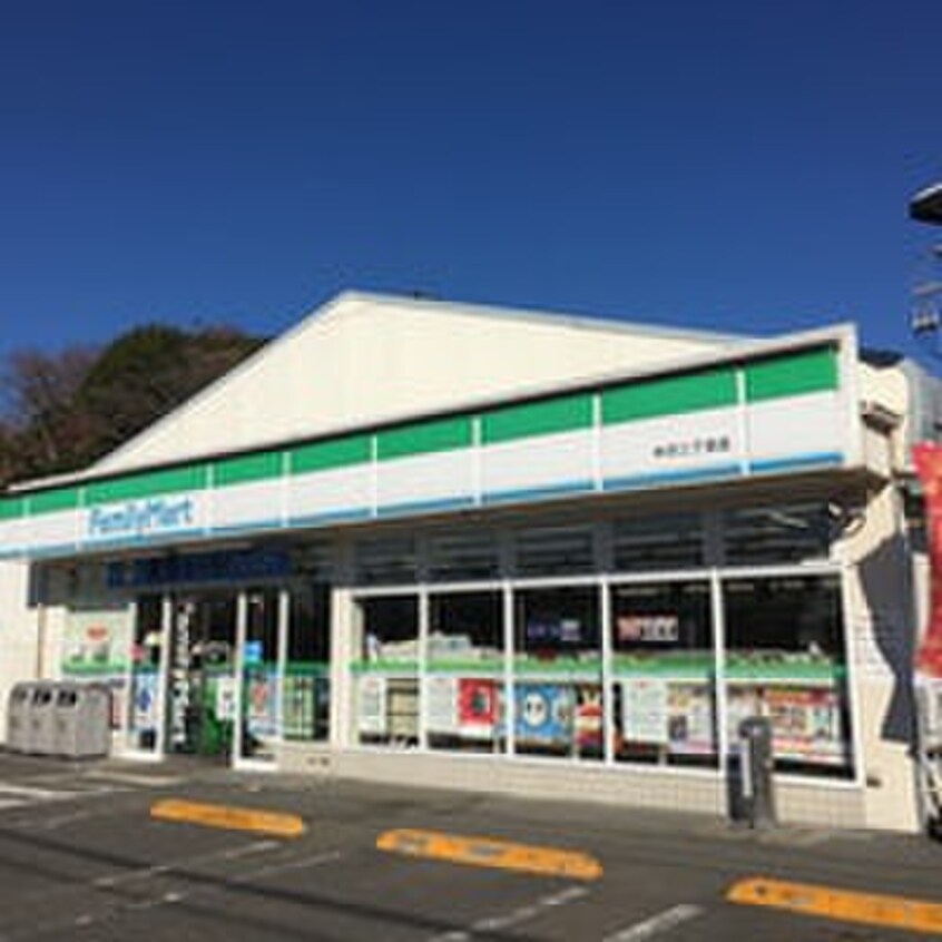 ファミリーマート中沢二丁目店(コンビニ)まで555m コト－ドミ－ル