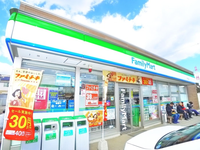 ファミリーマート(コンビニ)まで660m リッチ　フィールド