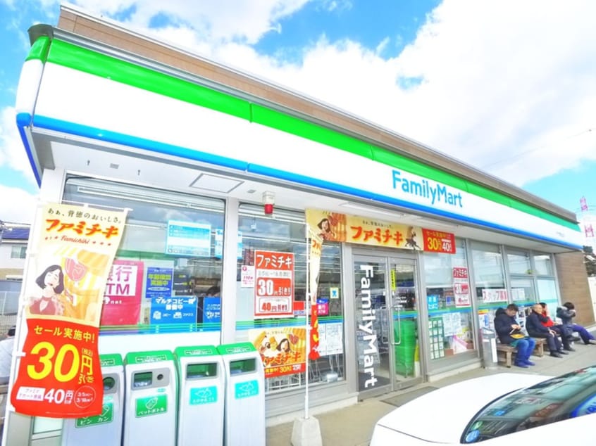 ファミリーマート(コンビニ)まで660m リッチ　フィールド