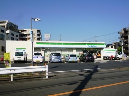 ファミリーマート廻沢店(コンビニ)まで305m 第二みつる荘