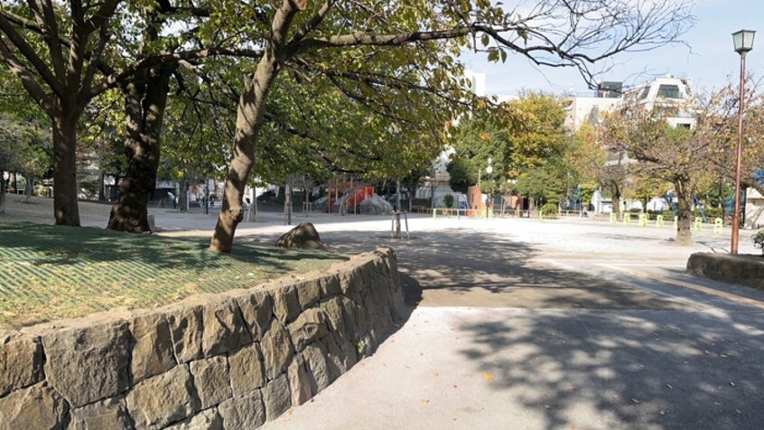 物件(公園)まで324m ルミーク根岸