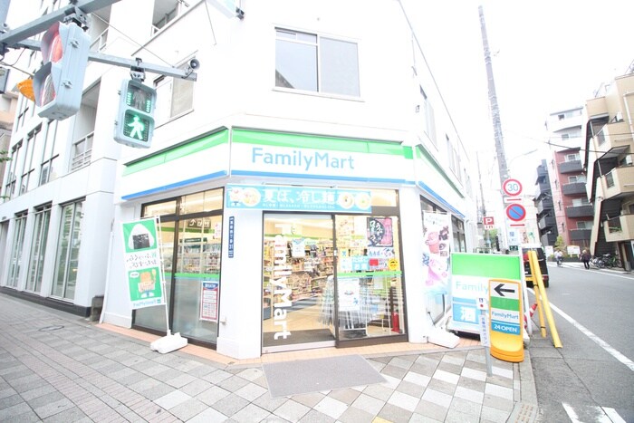 ファミリーマート 蒲田四丁目店(コンビニ)まで130m UCM蒲田