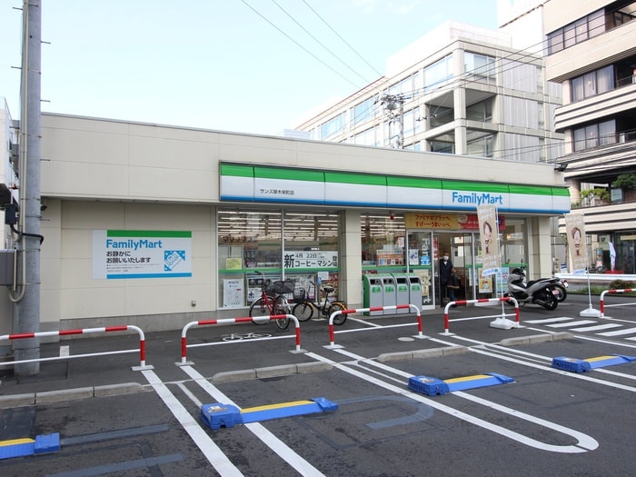 ファミリーマート(コンビニ)まで734m ドムスベルウッド