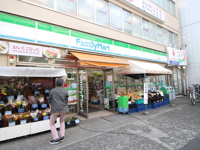 ファミリーマート(コンビニ)まで274m ヴィラリスヴラン