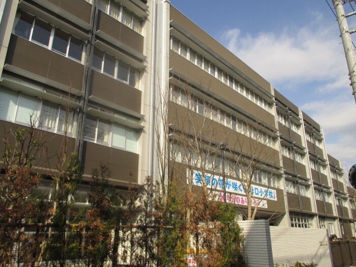 子母口小学校(小学校)まで750m コンフォ－ル新城