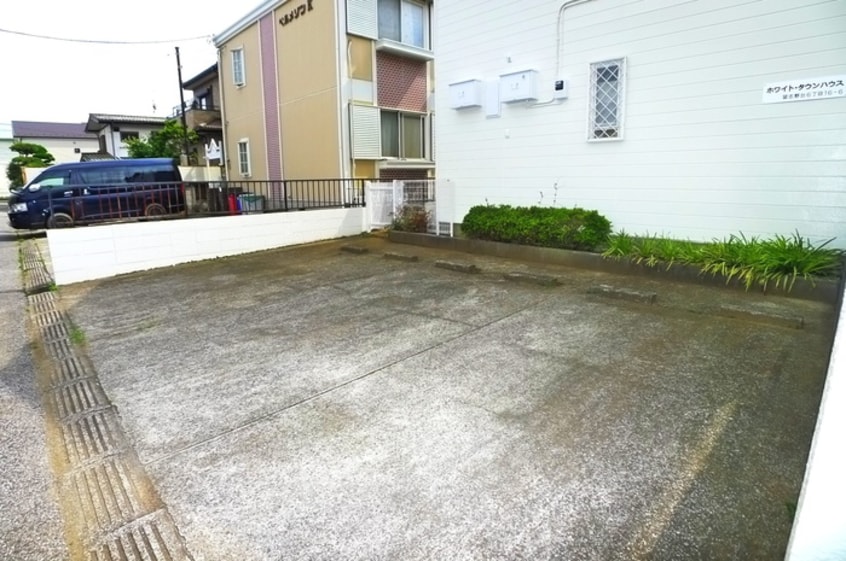 駐車場 ホワイトタウンハウス