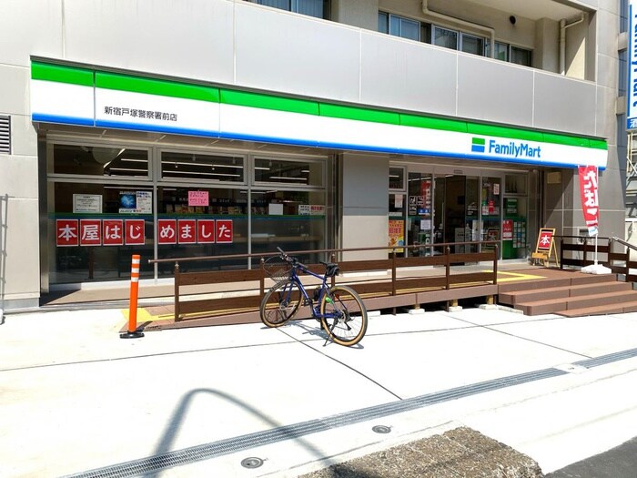 ファミリーマート　新宿戸塚警察署前店(コンビニ)まで129m KK 　PLACE西早稲田