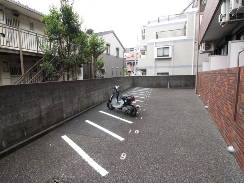バイク置き場 セシーズイシイ18