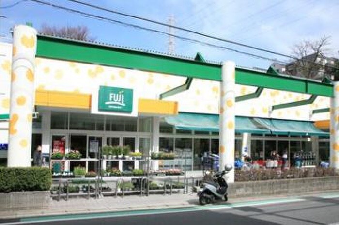 FUJI 新井町店(スーパー)まで80m メゾンドカメリア