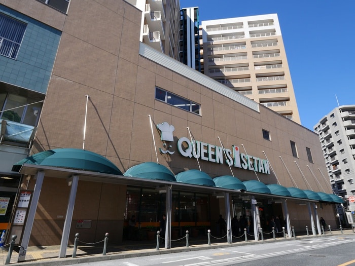 クイーンズ伊勢丹(スーパー)まで750m 第二ユーセーハイツ(1F)