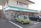 ファミリーマート(コンビニ)まで698m シャト－津田ⅡＢ棟