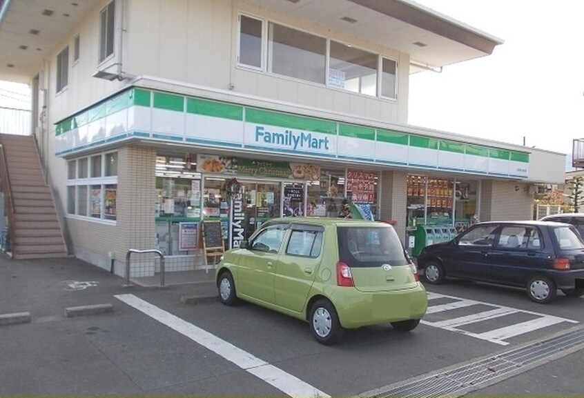 ファミリーマート(コンビニ)まで698m シャト－津田ⅡＢ棟