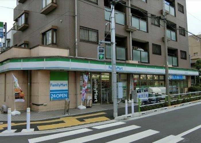ファミリーマート志村駅前通り店(コンビニ)まで55m コンフォリア・リヴ志村三丁目