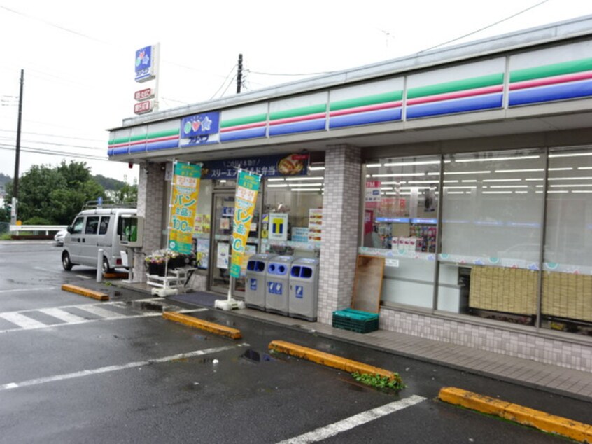 スリーエフあかね台入口店(コンビニ)まで551m 堀江ビル