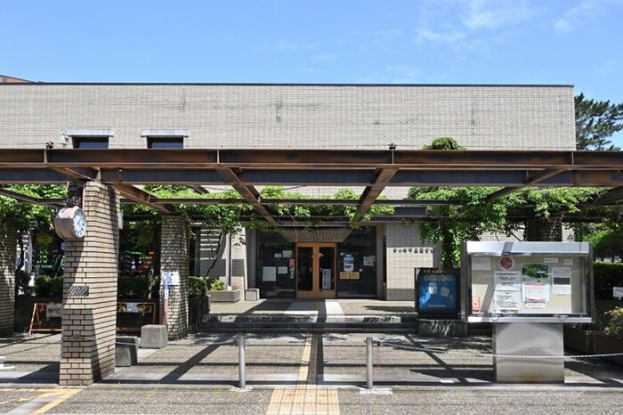 市立図書館(図書館)まで259m 高橋マンションＢ棟