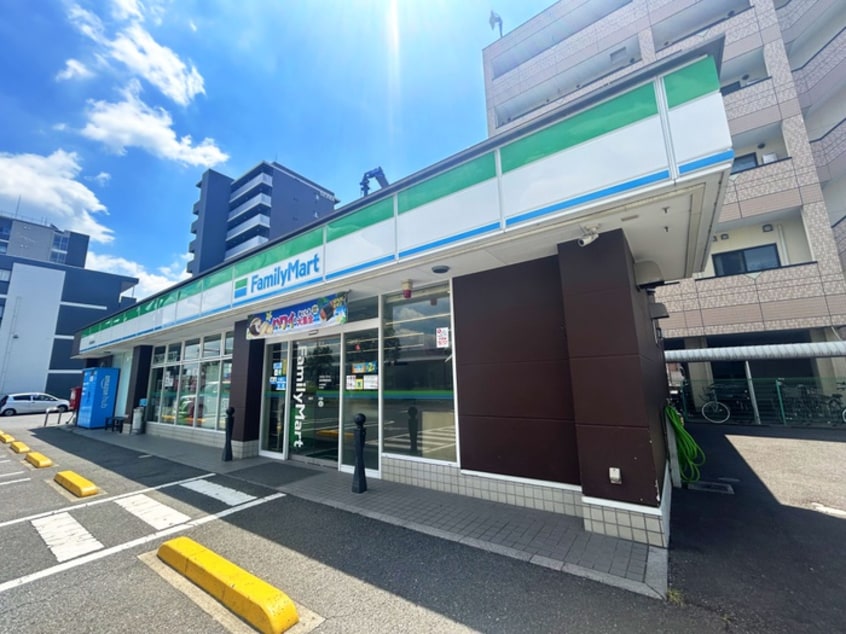 ファミリーマート(コンビニ)まで200m エクラージュ