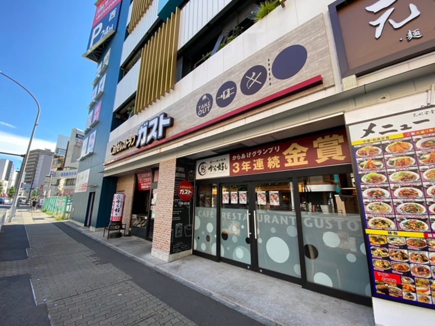 ガスト上大岡駅前店(その他飲食（ファミレスなど）)まで400m マノハイム
