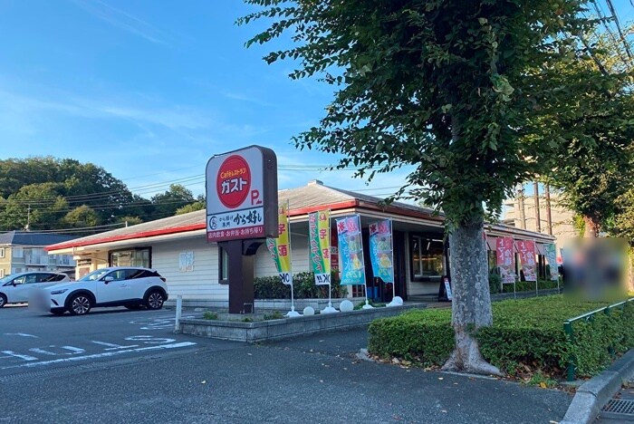 ガスト多摩中和田店(その他飲食（ファミレスなど）)まで740m ニューオオツカマンション