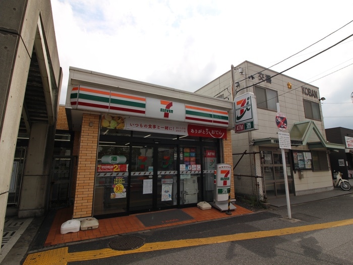セブンイレブン(コンビニ)まで700m Ｃａｄｅｎｚａ