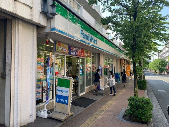 ファミリーマート 市ヶ尾駅北口店(コンビニ)まで84m ラバ－ブル昌和