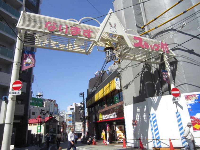 スキップ村商店街(その他飲食（ファミレスなど）)まで900m ラ・ベルティ成増パ－トⅡ