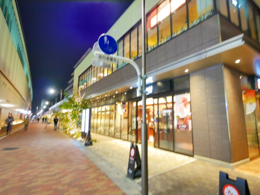 駅前商店街「Emio」(スーパー)まで1070m フェアレ－ン高野台Ⅱ