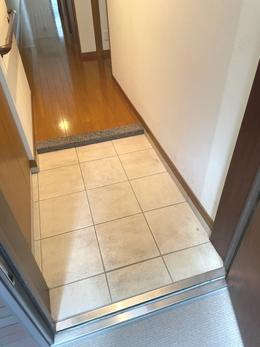 玄関 レリ－フ美しが丘