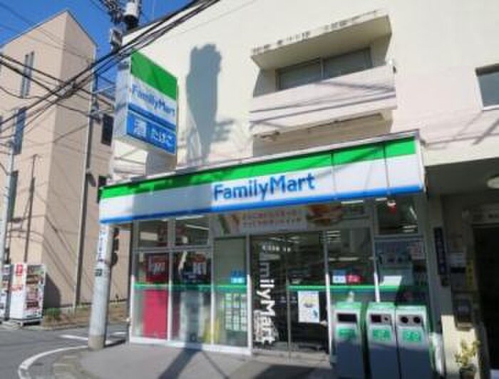 ファミリーマート千駄ヶ谷二丁目店(コンビニ)まで116m カスタリア千駄ヶ谷