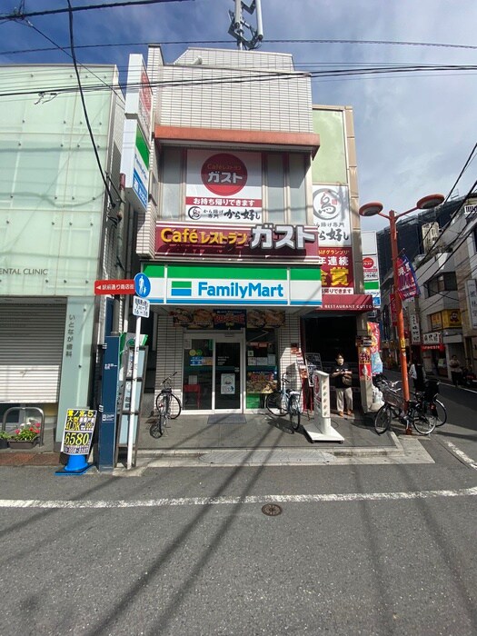 ファミリーマート野方駅前南口(コンビニ)まで400m 野方リトルハイツ