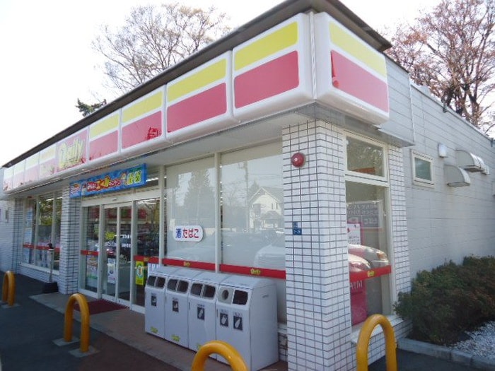デイリーヤマザキ三鷹井口4丁目店(コンビニ)まで945m カ－サ沙羅樹