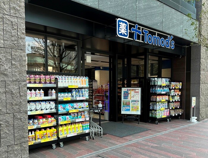 トモズ白金高輪店(ドラッグストア)まで550m CONTI　南麻布