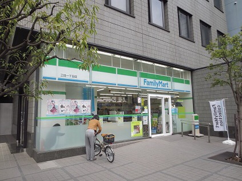 ファミリーマート 三田一丁目店(コンビニ)まで131m レジディアタワ－麻布十番