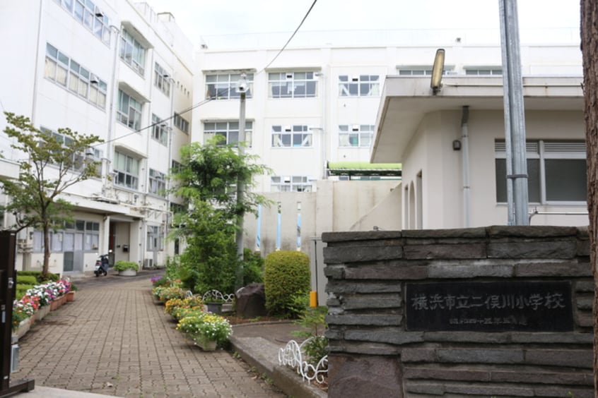 横浜市立二俣川小学校(小学校)まで400m スクウェア二俣川