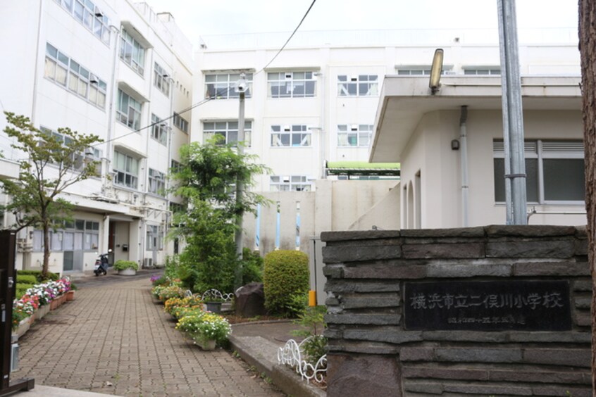 横浜市立二俣川小学校(小学校)まで400m スクウェア二俣川