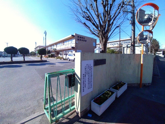 草加市立新里小学校(小学校)まで550m グラナート