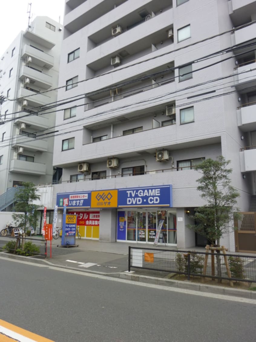 ゲオ(ビデオ/DVD)まで614m 三越東中野マンション(１－１２)