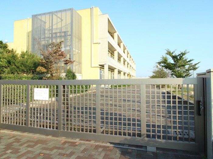 越谷市立城ノ上小学校(小学校)まで450m ガ―デンヒルズ