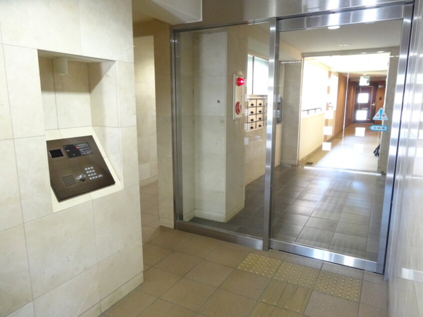 エントランス部分 エステ－ジ六義園