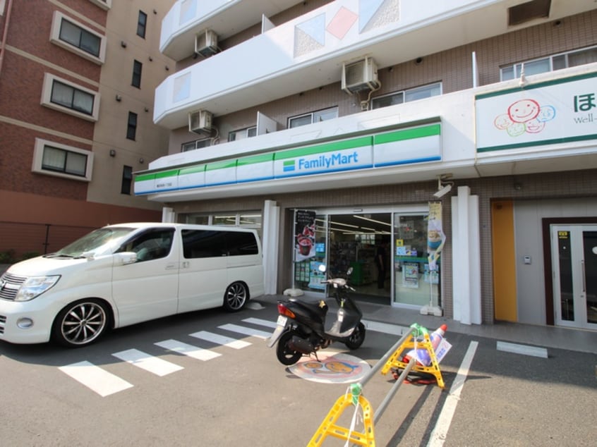 ファミリーマート(コンビニ)まで140m ルーブル横濱矢向
