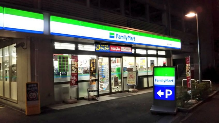 ファミリーマート横浜千歳橋店(コンビニ)まで146m Ｊｏｌｉｅ　ｍａｉｓｏｎ　横濱