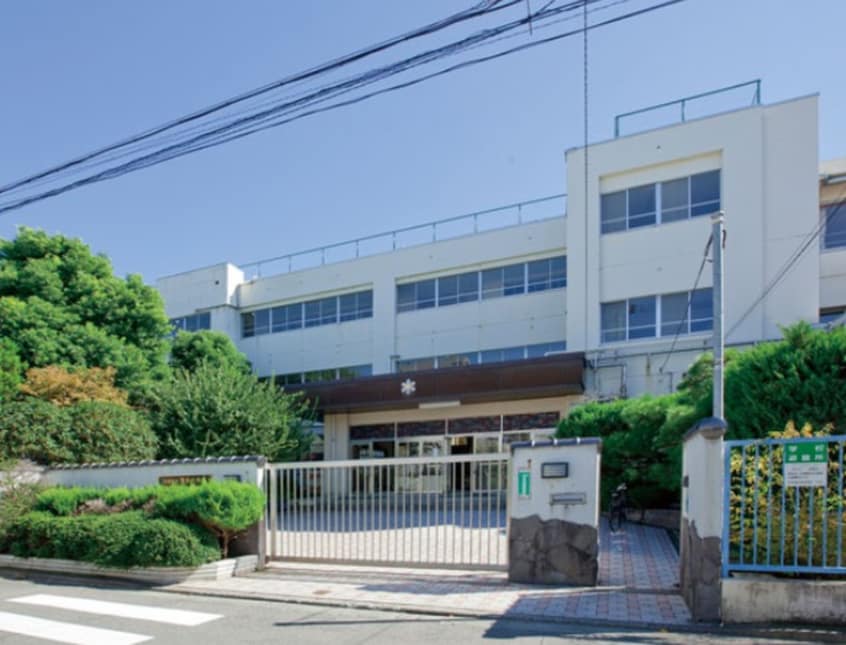 雪谷中学校(中学校/中等教育学校)まで643m ホワイトハイム石川台
