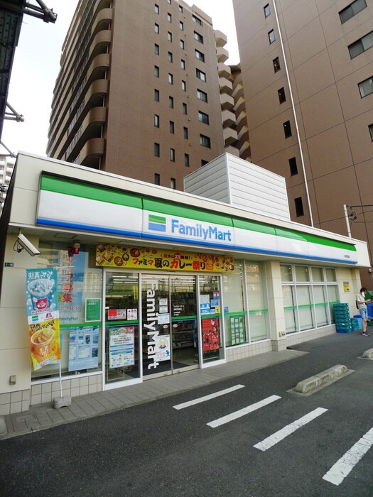 ファミリーマート(コンビニ)まで400m ＬａＳａｎｔｅ浦和常盤公園