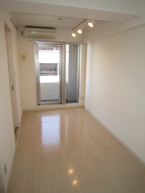 居室 レジディア三越前