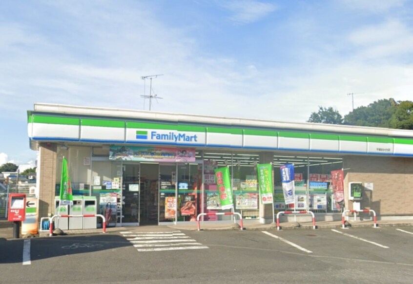 ファミリーマート 平塚おかざき店(コンビニ)まで582m カントリーライフⅠ