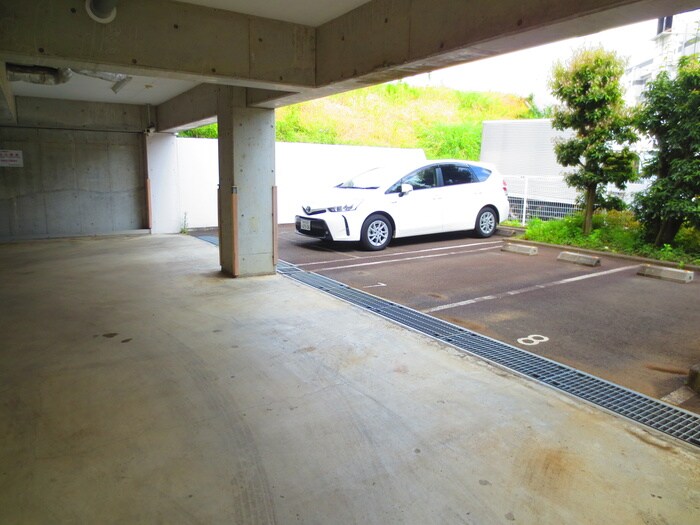 駐車場 ブル－リ－フヒルズ